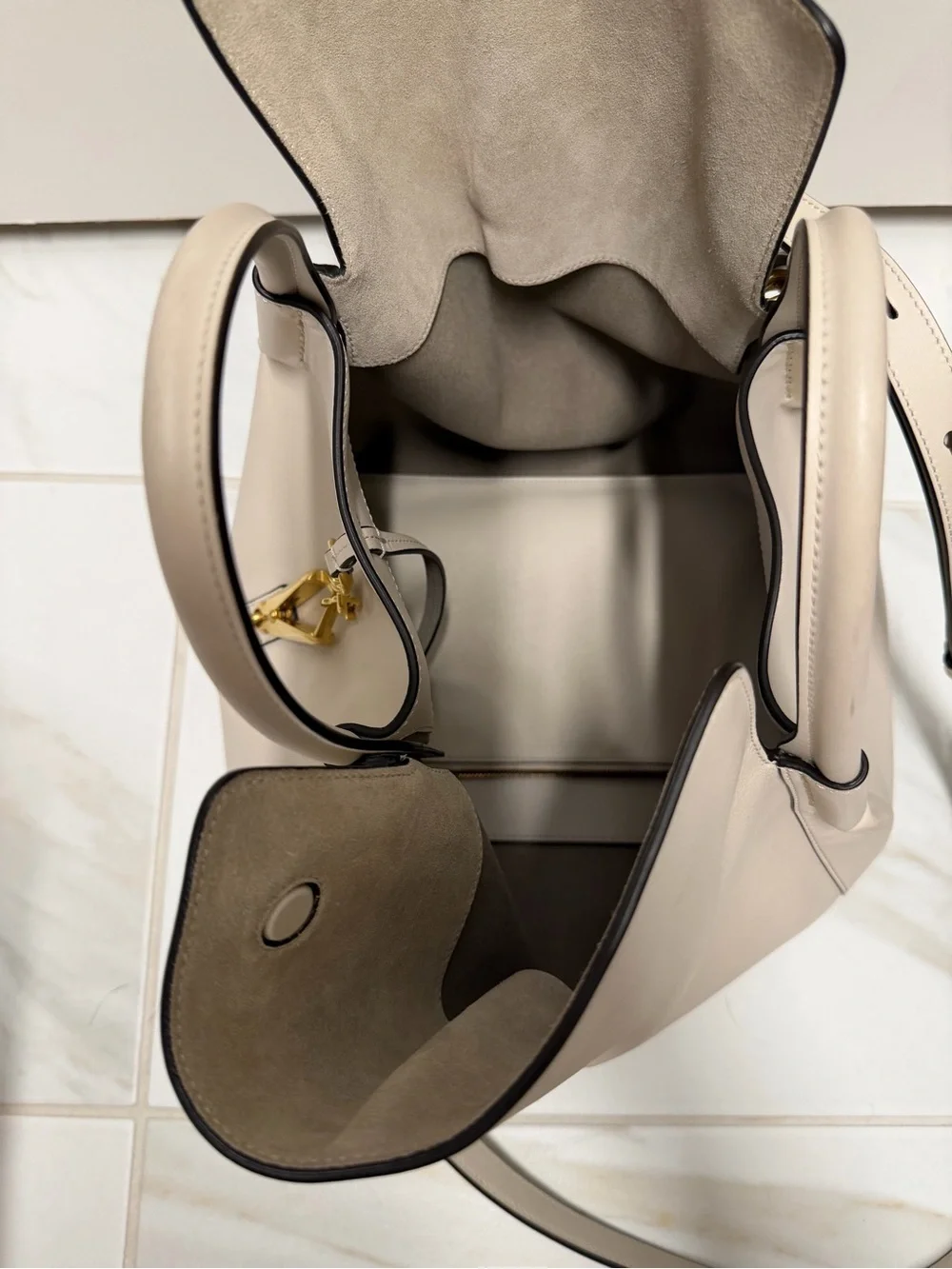 Tod’s Cream Leather Tote Bag - Designer Style